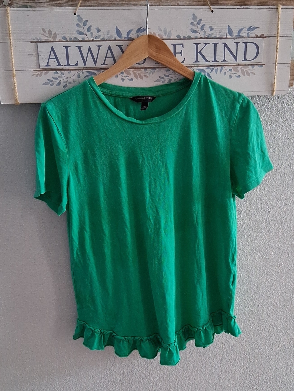 5/$13 Banana Republic tee